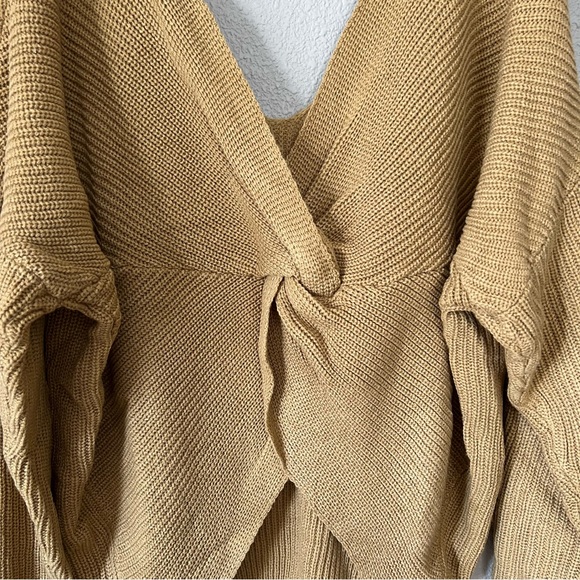 Plunging Twist-Back Camel Knit Oversize Sweater - Picture 8 of 8